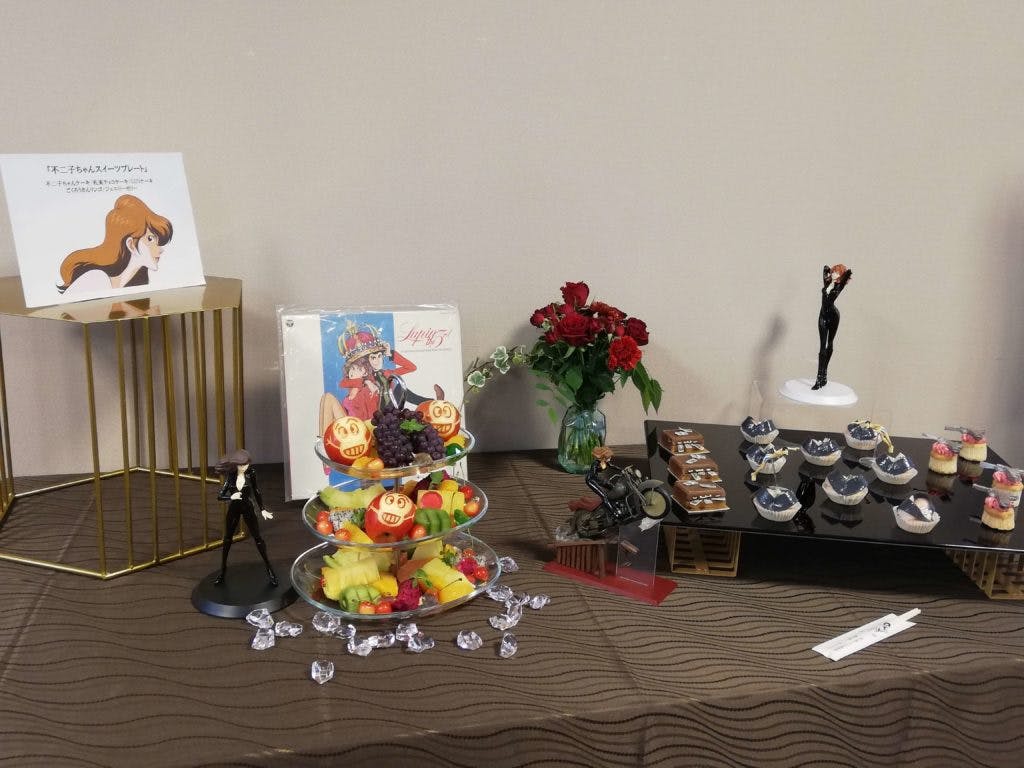 モンキー・パンチ先生を偲ぶ会 不二子ちゃんスイーツプレート(不二子ちゃんケーキ/札束チョコケーキ/ごくろうさんリンゴ/ジュエリーゼリー)
