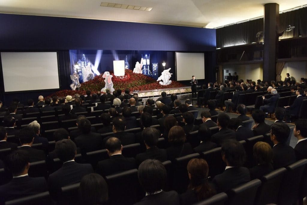 祭壇全景 ©「モンキー・パンチ先生を偲ぶ会」実行委員会