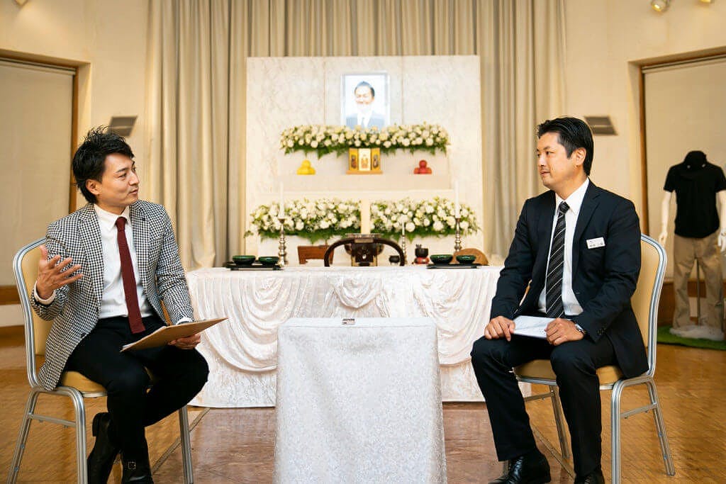 株式会社アーバンフューネスコーポレーション葬祭事業部部長の有坂立朗氏(右)と株式会社鎌倉新書「いい葬儀」責任者の岩﨑考洋による対談。コロナ禍における一日葬の在り方や顧客ニーズについて