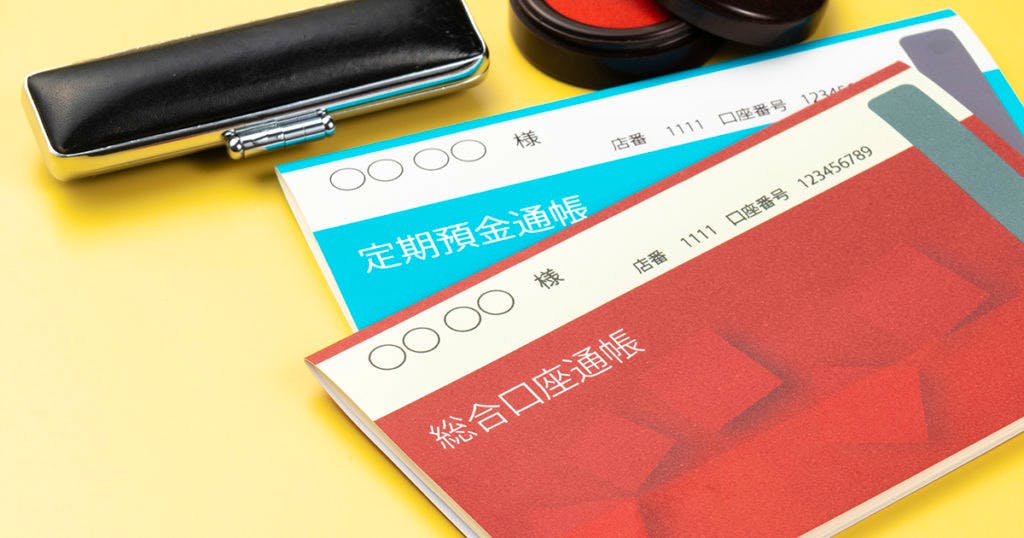 国民年金は約5万5,000円/月、厚生年金14万8,000円/月が平均受給額とされています。これを40年間サラリーマンだった夫と専業主婦の組み合わせと考えて当てはめた場合、20万3,000円が年金収入です。この金額では毎月1万7,000円の赤字となり、なおかつ病気や介護や冠婚葬祭、住宅リフォームなど予定外の出費が発生した際は、貯蓄などに頼らなければなりません。