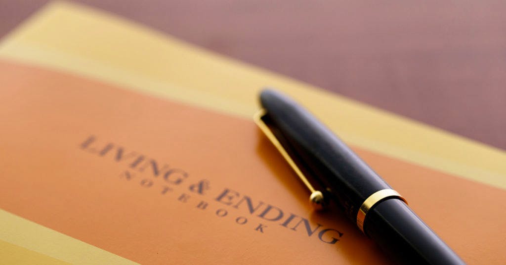 エンディングノートとは自身が病気などで判断力を失うような状況になったときや、また死亡したときに希望することについて、書き留めておくものです。終活の広がりや、映画でも取り上げられるなどして、改めてその認知度が広がっています。最近では書店や文具店などでも販売されているほか、エンディングノートに関する講座を開いている自治体やNPO法人もあるほどです。