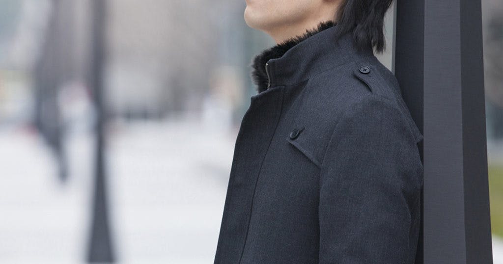 冬の葬儀で着用できるコートとして、礼装用コートなら問題ありませんが急なことで準備ができない人もいます。その場合はダークカラーのシンプルなコートを選びましょう。ダウンコートやトレンチコート、ダッフルコートでも問題ありません。
