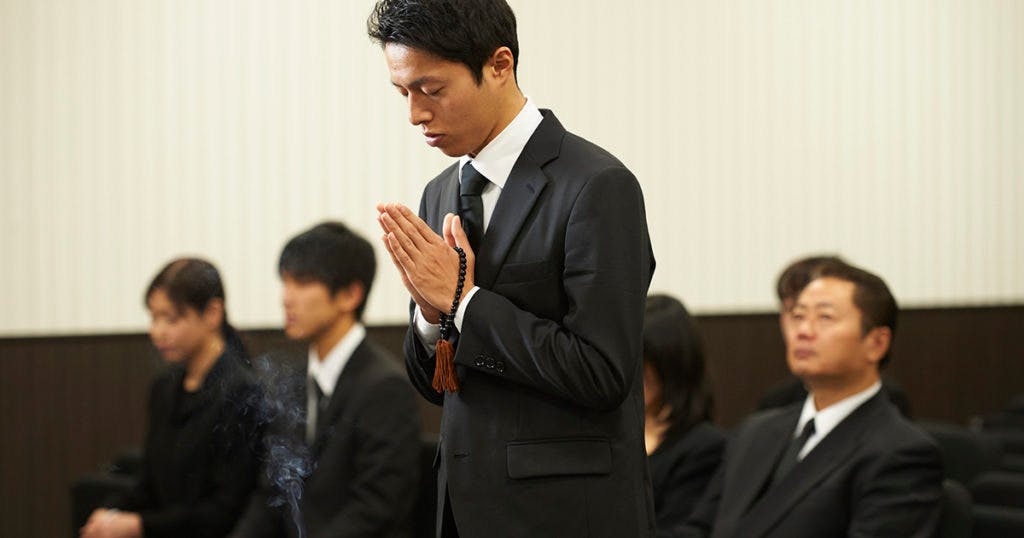 若い喪主が挨拶をする場合もあります。本人がどうしたらいいのか分からず困っていることも多いため、周りがサポートしてあげると良いでしょう。