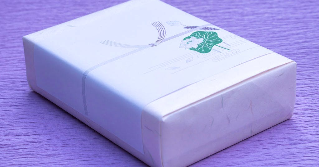 お供え物を包む包装紙は派手でないものを選び、弔事用の「熨斗(のし)」を付けます。四十九日までは白黒、四十九日以降は双銀の「結びきり」の水引のものを使用します。