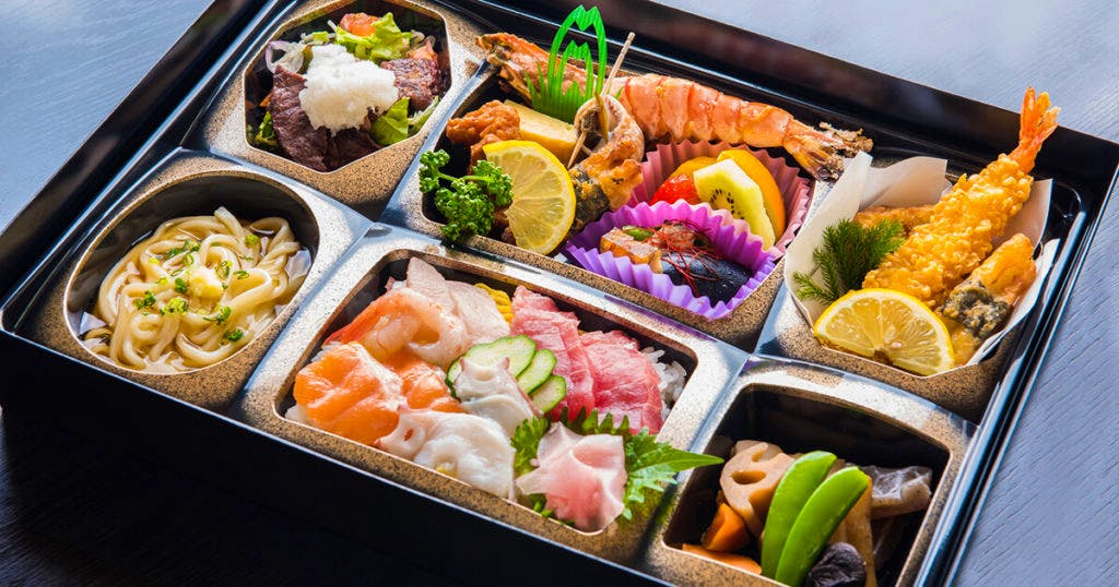 関東ではお通夜が終わった後、通夜振る舞いと呼ばれる食事を振る舞いますが、関西ではそのまま帰るのが一般的です。