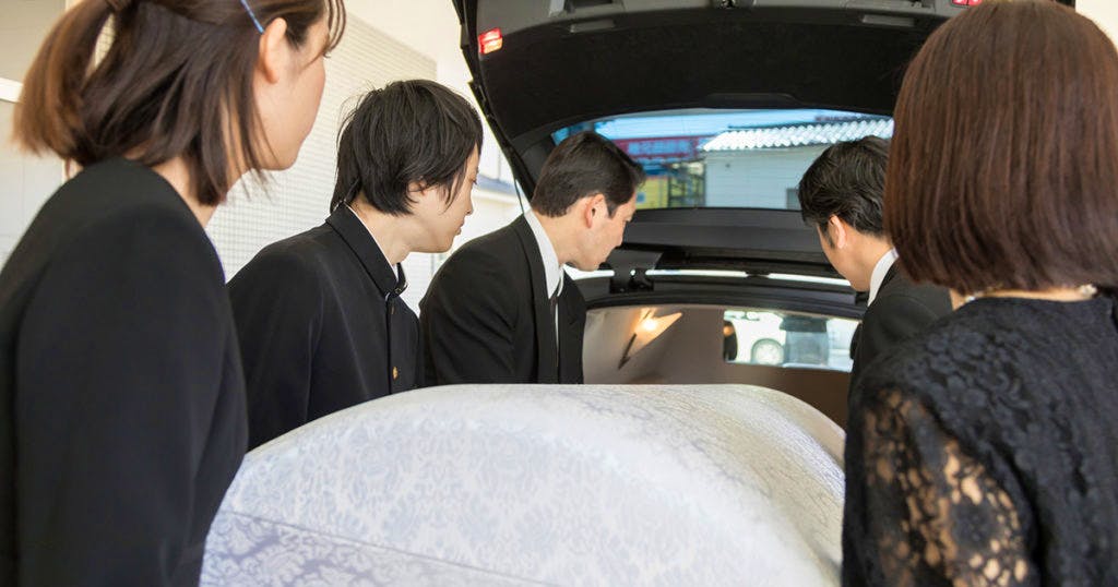 葬儀・告別式はもともと別の意味を持ち、別々で行っていましたが、近年はあわせて行うのが一般的です。