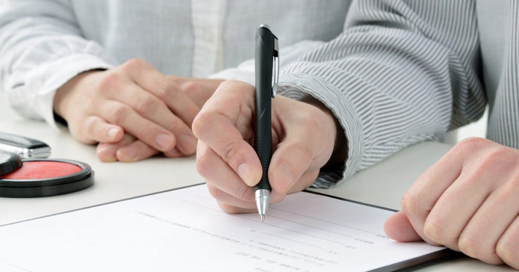 遺体を安置し、枕飾りを整えたら、葬儀社と打ち合わせをし、葬儀の日程を決定します。この時、菩提寺の予定も確認します。