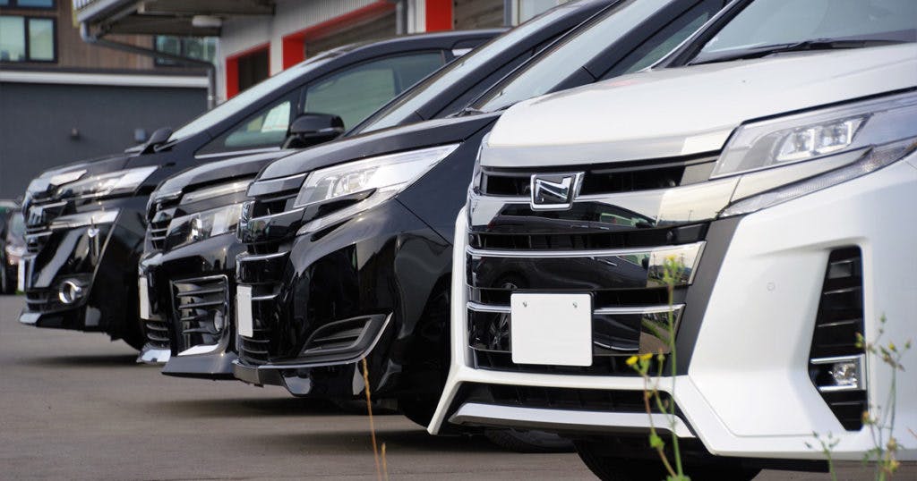 寝台車はストレッチャーごと人を乗せることができるバン型の車です