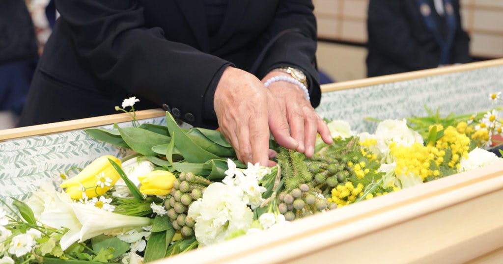 一日葬のメリットは通夜を行わないため、遺族は故人と過ごす時間を確保できます。