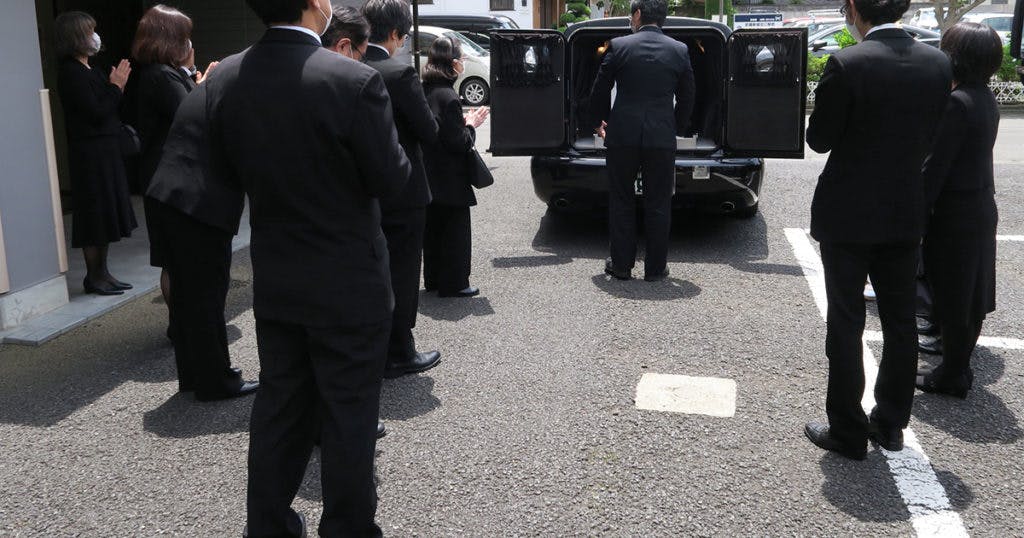 遺体の搬送は葬儀社、または搬送を専門に行う業者に依頼します。業務として遺体の搬送が行えるのは許可を受けた事業者だけです。