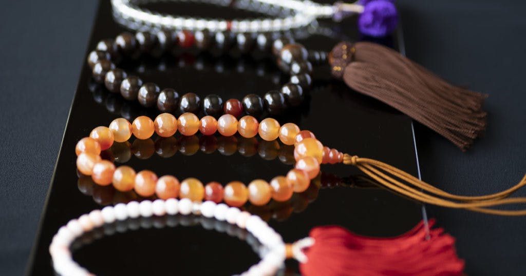 数珠は手に持って合わせることで、煩悩が消えて仏の恵みが得られるとされています。