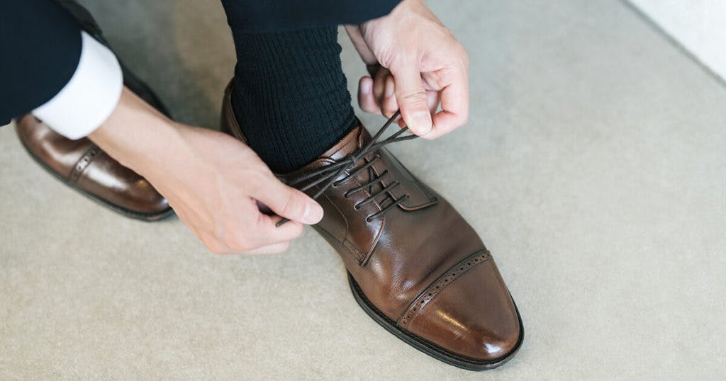 男性の靴のデザインは、ストレートチップで内羽根式のものが最もふさわしいです。