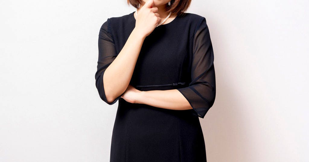 お通夜と告別式どちらに参列すべきか迷った場合、故人と親しい関係の場合通夜、葬儀両方に出るのが好ましいです。仕事関係や知人の場合には、お通夜のみでもかまいません。