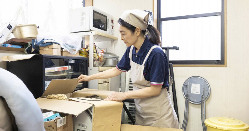 遺品整理は遺族がやる方法と業者に依頼する方法があります。