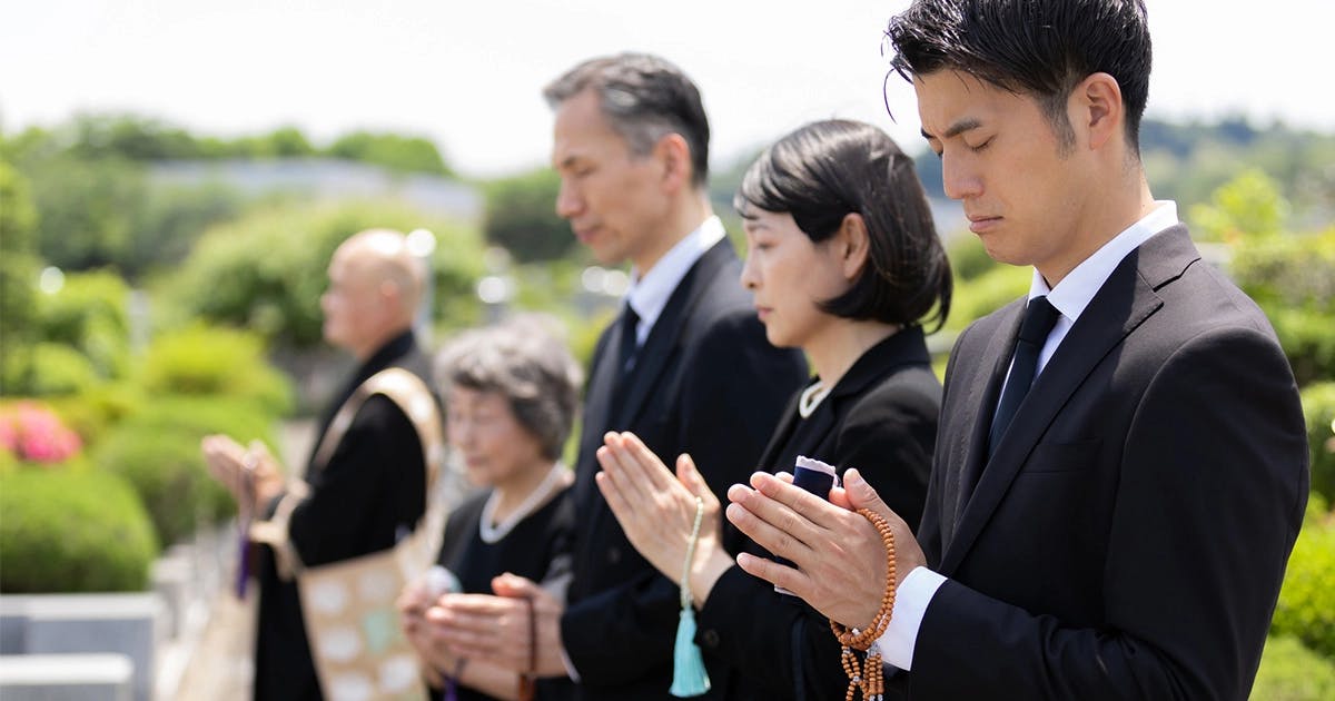 初盆（新盆）の服装とは？家族だけの場合や女性の服装マナーを解説