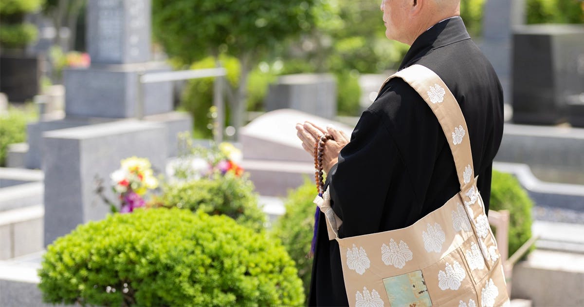 お盆法要とは？行う時期やお布施の相場、服装のマナーを紹介