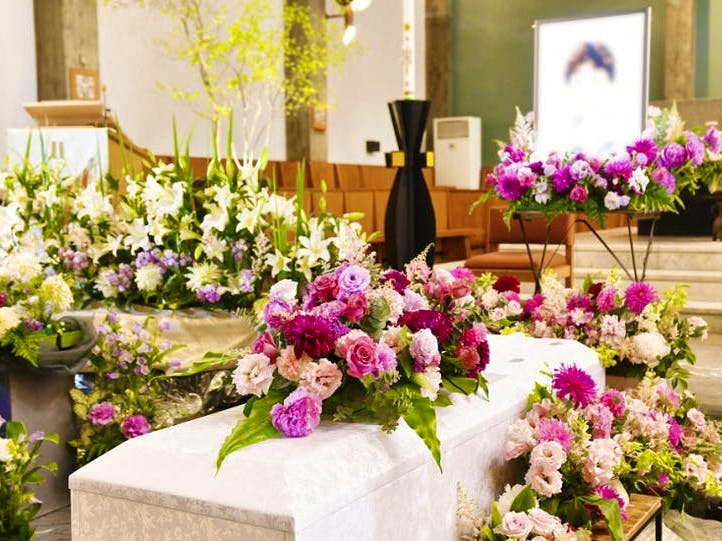 ピンクや白の花を基調とした花祭壇