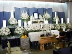 千代田万世会館でホワイト一色の花祭壇