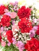 お母様のイメージの「赤」を使った生花祭壇