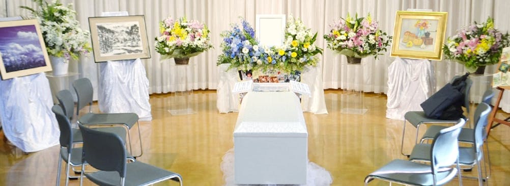 展覧会の家族葬。写真や水彩画がご趣味だった故人様を偲びました。