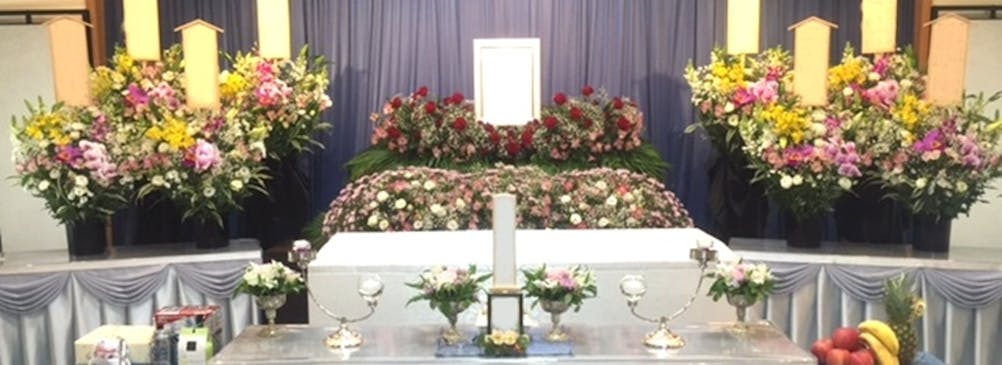 生花祭壇も出来る限りご意向に沿い、故人様らしさを演出した祭壇のご提案をいたします。
