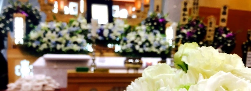 既存の白木祭壇や故人様らしいアレンジ花等 ご予算ご希望に沿ったお見送りをご案内しております。