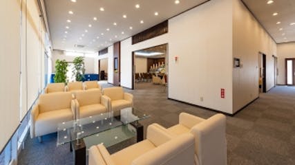 光を意識した開放的なロビー
