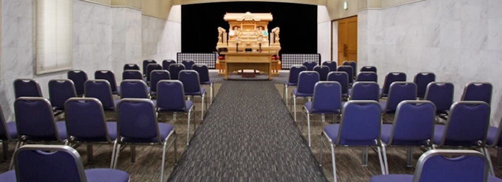 約70名対応のセレモニーホール（はくれん・ゆりのき）は、両ホールを使用した全館使用で大型葬にも対応