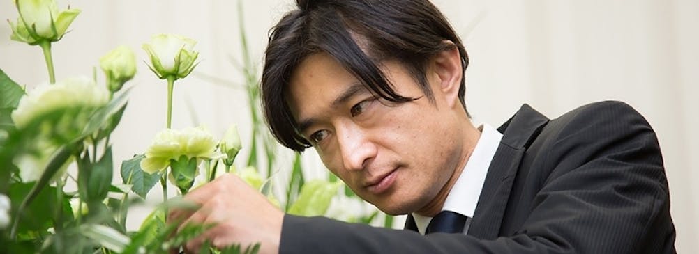 フラワーデザイナーがご家族と打ち合わせをさせて頂き、その方らしさを形にします。