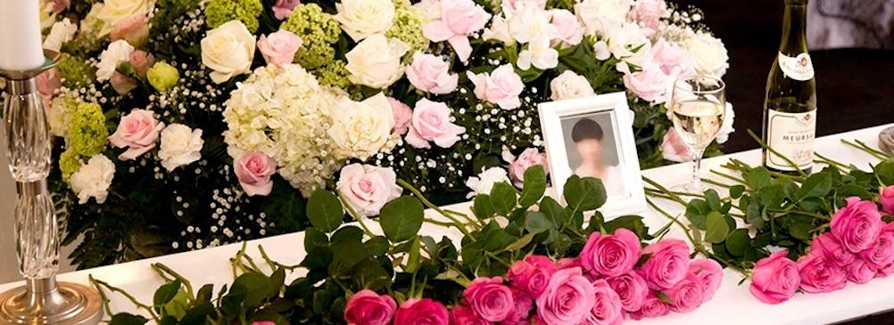 思い出のワインを添えて完成する祭壇。花咲く思い出話。