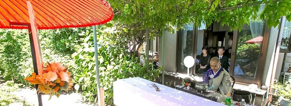 いつも眺めていた縁側からの景色。帰ってきたご自宅のお庭でのガーデン葬。