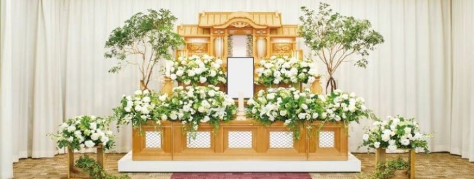 伝統的な白木祭壇を日比谷花壇トップデザイナーがデザイン。
落ち着いたグリーンで癒しを感じられる祭壇です。