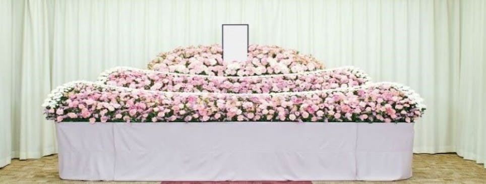故人様らしさを祭壇で表現。家族葬から大規模葬まで幅広く対応