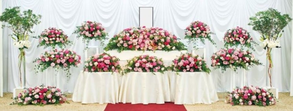 日比谷花壇のトップデザイナーが監修し、細部までこだわって造られた祭壇。
バラの香りに包まれてお見送りのひとときをお過ごしください。
