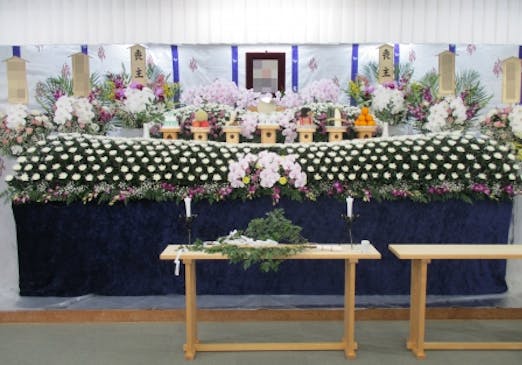 故人さまに合わせた生花祭壇をデザイン
