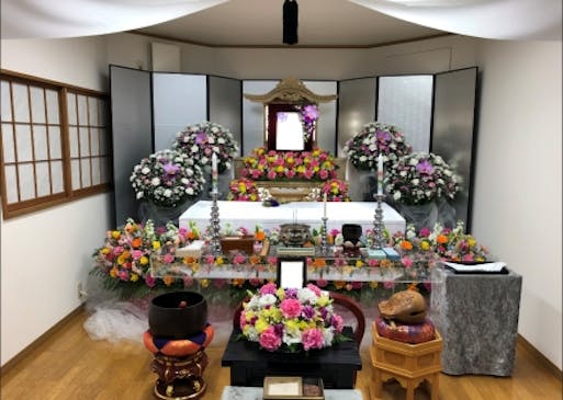 ホール常設祭壇と生花を組み合わせました。