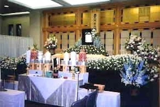 生花祭壇で華やかに