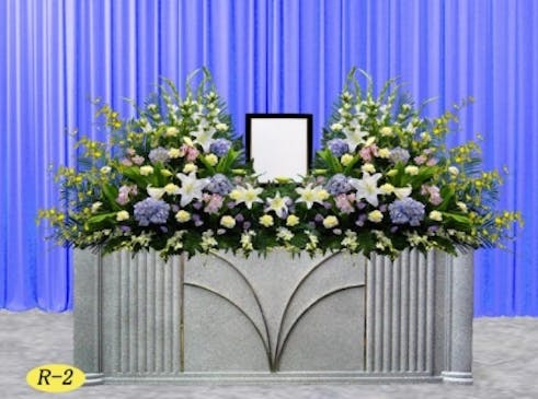 ブルーを基調にした生花祭壇