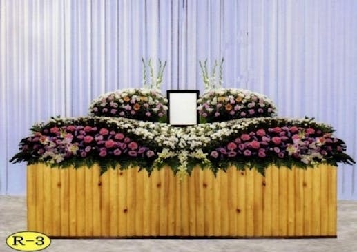 ピンクを基調にした生花祭壇