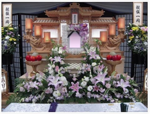 故人様のお好きだった色やお花を使って