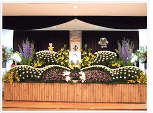 華やかな生花祭壇で送るお葬式