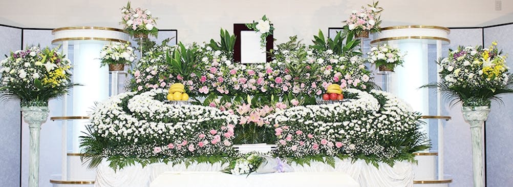 春をイメージした花祭壇