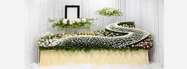 花祭壇のセンスは、キャリア30年のアーティストが担当