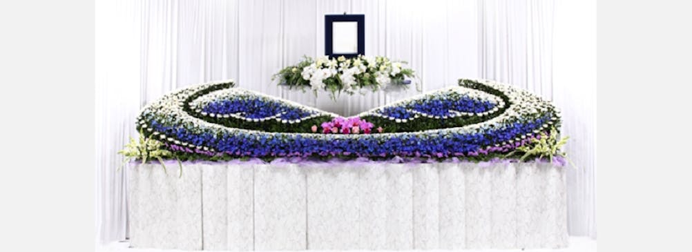 想いを”かたち”にする花祭壇や花飾りをご提案いたします