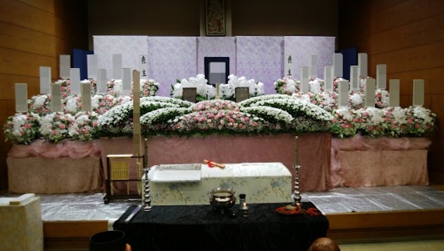 あたたかみのある華やかな祭壇例