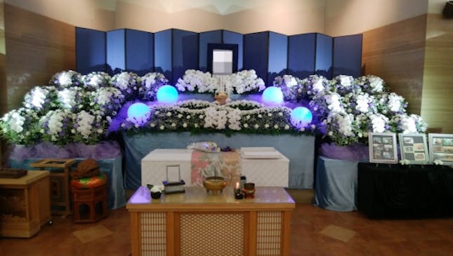 季節のお花やオリジナルのデザインの祭壇