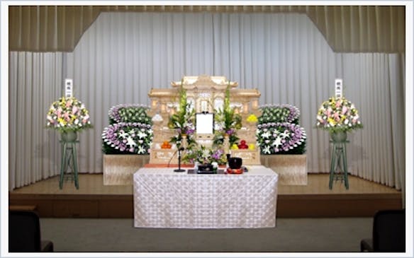 季節のお花に包まれる白木祭壇