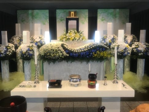 華やかな生花祭壇で送るお葬式