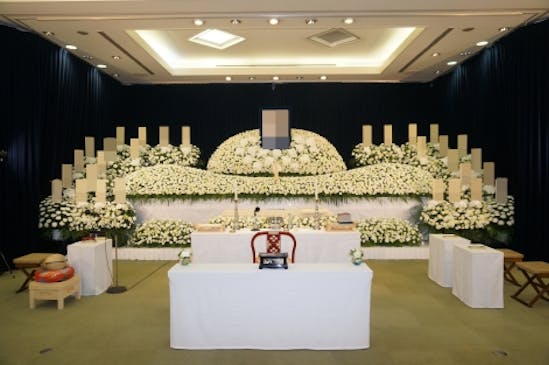 華やかに設える生花祭壇