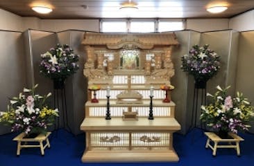 少人数の家族葬に最適。現代的な祭壇で、オリジナルのお別れをおつくりいたします。